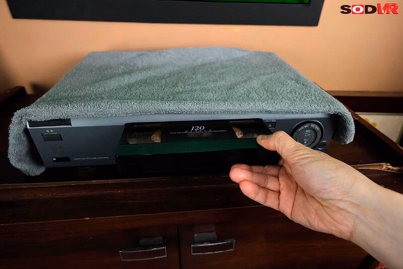 siroto-msglol.com 【VR】【8K】テレビから抜けられない呪いのビデオの長い髪の女。‘意外といい身体に’恐怖心よりもオンナを見出して、イかせ倒すVR No4