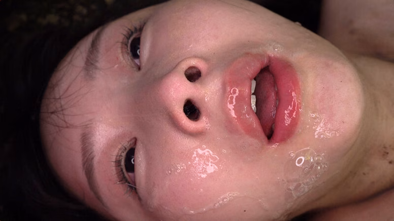 siroto-msglol.com 欲望の森 まいごの全裸少女を森で見つけて性欲が抑えられない 由良かな No11