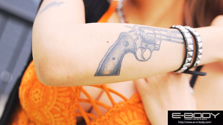 siroto-msglol.com 痴女られるなら美少女よりギャルが良い！クラブで逆ナンしてきたタトゥースリム巨乳 ノリでAVデビュー 鳳カレン No10